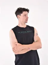 Musculosa blanca de algodón con estampado frontal con texto en color negro.