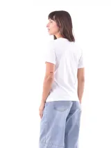 Remera negra de manga corta y cuello redondo.