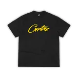 Camiseta negra de algodón con estampado amarillo del logo de Corteiz en el pecho.