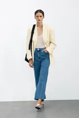 Pantalón de jean de tiro alto con trabillas en la cintura, efecto lavado y pierna ancha.