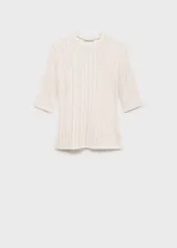 Camiseta color crudo con rayas verticales traslúcidas, de manga tres cuartos, cuello redondo y corte entallado.