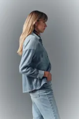 Camisa celeste de tencel con diseño patchwork y lentejuelas transparentes bordadas. Tiene calce recto, cuello camisero y botones metálicos.