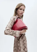 Vestido midi de viscosa con estampado de piel de serpiente en tonos beige y marrón. Tiene cuello camisero, cierre frontal abotonado, cinturón decorativo, mangas largas con puños abotonados y bolsillos de parche.