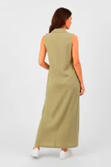 Vestido largo sin mangas color coral, con cuello tipo solapa y escote en V profundo. Presenta dos bolsillos de parche con tapa en el pecho y un calce holgado.