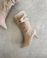 Bota plateada de caña alta con efecto arrugado y taco aguja.