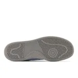 Championes New Balance BB480 de cuero blanco con detalles en negro y suela gris.