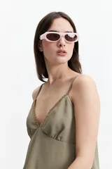 Musculosa negra con breteles finos y escote en V con detalle de puntilla.
