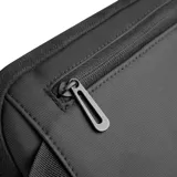 Bandolera negra de poliéster impermeable con detalles en simil cuero. Diseño ultrafino y ligero, con correa reforzada para uso en ambos hombros. Incluye bolsillo delantero con velcro, bolsillo trasero antirrobo con cierre y espacio para tablet de hasta 7 pulgadas.