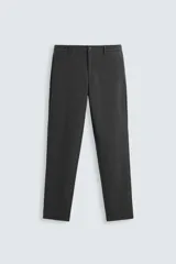 Pantalón largo de vestir gris claro con estampado de cuadros, corte slim fit y cintura elástica. Confeccionado en tejido con alta elasticidad, bolsillos frontales y cierre frontal con cremallera y botón.