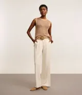 Pantalón wide leg de tiro alto color crudo, con trabillas en la cintura, cierre tradicional y pliegues.