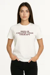 Remera blanca de algodón con estampado frontal con la frase "Ibiza is cheaper than therapy" en color bordó.
