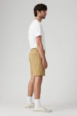 Bermuda color beige de corte recto.