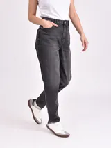 Pantalón de jean negro de corte recto, tiro alto y cinco bolsillos.