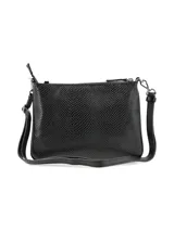 Cartera bandolera negra con textura símil piel de serpiente, confeccionada en cuero. Tiene correa larga regulable, cierre superior con cremallera y logo PQ grabado en el frente.