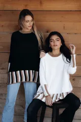 Sweater negro de algodón con cuerpo oversize, mangas angostas, cuello a la base y detalles de lurex. Terminaciones en crochet hechas a mano.