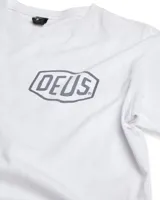 Remera blanca de algodón con cuello redondo y manga corta. Estampado pequeño en el pecho con el logo de Deus Ex Machina.