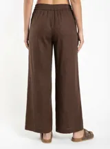 Pantalón de tiro medio, corte recto, color marrón oscuro. Confeccionado en una mezcla de lino y viscosa.