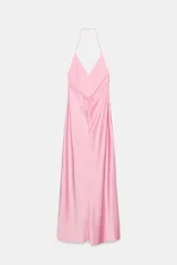 Vestido largo color rosa pálido, con escote en V pronunciado y tirantes finos tipo espagueti que se unen en la espalda. El corte es recto y holgado, con caída fluida.