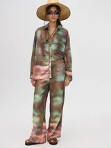 Camisa oversize celeste con estampado tie-dye, bolsillo en el pecho con bordado y terminaciones con ribete en contraste.