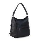 Cartera negra de cuero sintético con apertura superior y cierre con solapa. Tiene un bolsillo frontal con broche magnético y cierre, dos bolsillos internos y un bolsillo divisor en el forro. Incluye bolsillos laterales con cierre y correa larga regulable.