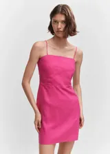 Vestido corto fucsia de lino con tirantes finos y escote recto. Presenta detalle de abalorios en el escote.