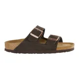 Sandalias Birkenstock Arizona con dos correas ajustables de cuero gamuzado color negro y hebillas metálicas color cobre. Plantilla anatómica de corcho y látex.