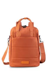 Mochila matera confeccionada en tela impermeable color beige, diseñada con dos compartimientos independientes para el kit de mate y objetos personales. Cuenta con bolsillos internos, asas de mochila acolchadas, asa de mano superior y una correa ajustable extraíble para llevar al hombro.