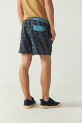 Short de baño estampado con cintura elástica ajustable con cordón, dos bolsillos laterales y uno trasero. Confeccionado en tela ligera de secado rápido y logo bordado.