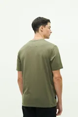 Remera verde militar de manga corta con estampado en el pecho.