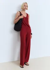 Top sin mangas color ladrillo, de tejido de punto fino con tirantes anchos y cuello de pico.