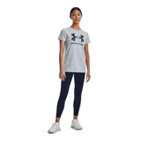 Remera deportiva Under Armour color fucsia con logo blanco estampado en el frente.