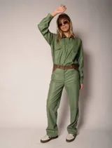 Pantalón verde de estilo vintage con corte recto y cintura alta.