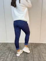 Pantalón de vestir azul con estampado floral, corte ajustado y cintura alta.