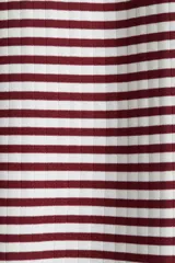 Vestido midi entallado sin mangas, de punto acanalado a rayas horizontales color borgoña y blanco, con escote bote.