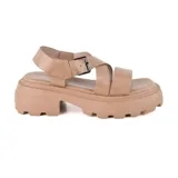Sandalias negras con plataforma y tiras con textura simil cuero de cocodrilo.