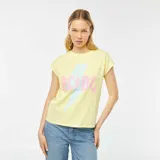 Camiseta amarilla de manga corta con estampado del logo de la banda AC/DC en rosa y celeste.