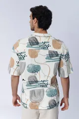 Camisa de manga corta con cuello americano y botones, con estampado abstracto en tonos beige, celeste y negro.