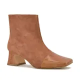 Bota de vestir con capellada de cuero nobuck negro y puntera de cuero liso, diseño moderno y taco bajo.