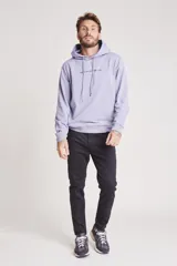 Buzo lila con capucha y cordones ajustables, con logo estampado en el pecho.