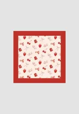 Pañuelo cuadrado con estampado de cerezas, frutillas, lazos y martinis.