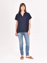 Blusa blanca de mangas cortas con escote en V.