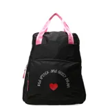 Mochila negra con estampado de texto en blanco y corazón rojo. Tiene correas rosas con texto blanco y un bolsillo frontal con cierre.