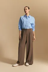 Pantalón ancho negro de silueta moderna y calce cómodo, con cordones ajustables en la cintura.