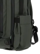Mochila RKF Water Resistant unisex color verde oscuro, confeccionada en poliéster reciclado. Cuenta con compartimento principal con cierre cremallera a prueba de agua, bolsillo interior para laptop de 15´, compartimento frontal con cierre cremallera a prueba de agua y bolsillos interiores, bolsillo frontal con cierre cremallera, bolsillos laterales expandibles con borde superior elástico para botellas, cierre expansible, correa removible y ajustable, correas de hombro ajustables y ocultables en un bolsillo trasero especial, almohadillas en la espalda para una mayor comodidad, pasador para manilla de maleta, forro interior 100% poliéster reciclado e incluye llavero mosquetón.
