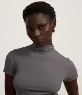 Remera marrón de ribana con cuello alto y mangas cortas.