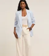 Pantalón wide leg verde oliva de cintura alta, confeccionado en viscolino, con trabillas en la cintura, cierre tradicional y pliegues. Incluye cinturón de rafia artificial.