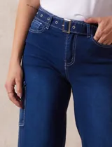 Jean cargo de denim azul oscuro, marca Angels of Difference. Tiro medio, pierna recta, pretina con pasadores, botón y cierre. Cinturón con hebilla metálica. Delantera, laterales y trasera con bolsillos.