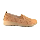 Zapato casual Korium Confort Lily 2.0 color gris, con capellada perforada y suela blanca.