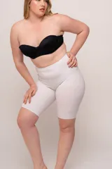 Calza biker modeladora color blanco, confeccionada en lycra reforzada de toque suave. Ideal para usar debajo de vestidos y faldas para modelar suavemente la figura.