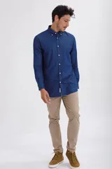 Camisa azul de manga larga con cuello abotonado.